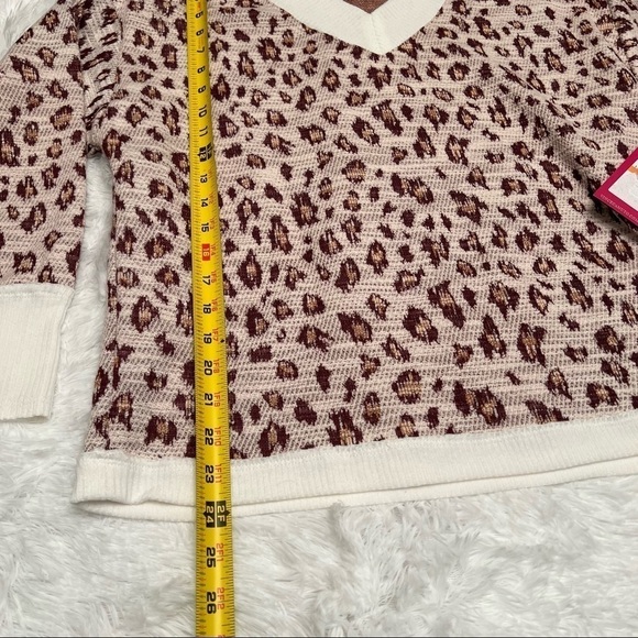Vince Camuto Animal Print V Neck Sweater Woman’s Size Small NWT - Picture 3 of 10